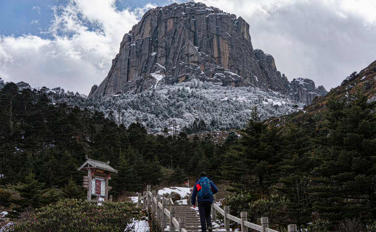 Trekking route through Zhangjiajie peaks, China