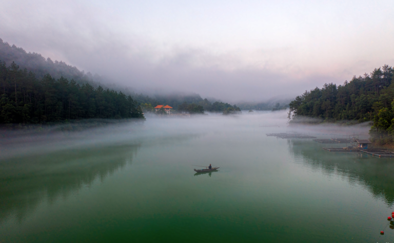 Dongjiang Lake Guide: The Morning Mist of Chenzhou’s Blue Water Lake