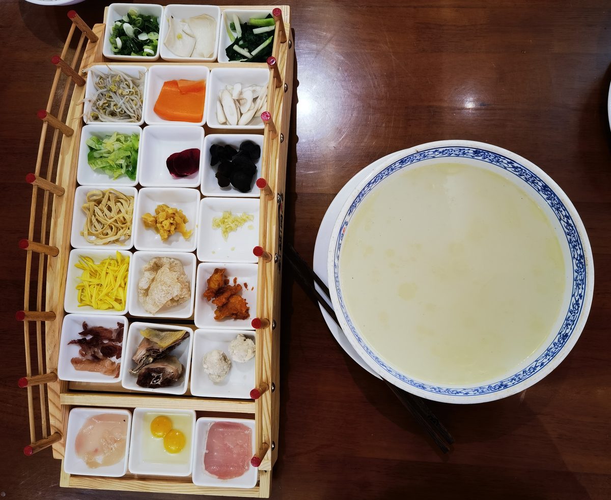 Crossing-the-bridge rice noodles served at a restaurant in Mengzi, Yunnan
