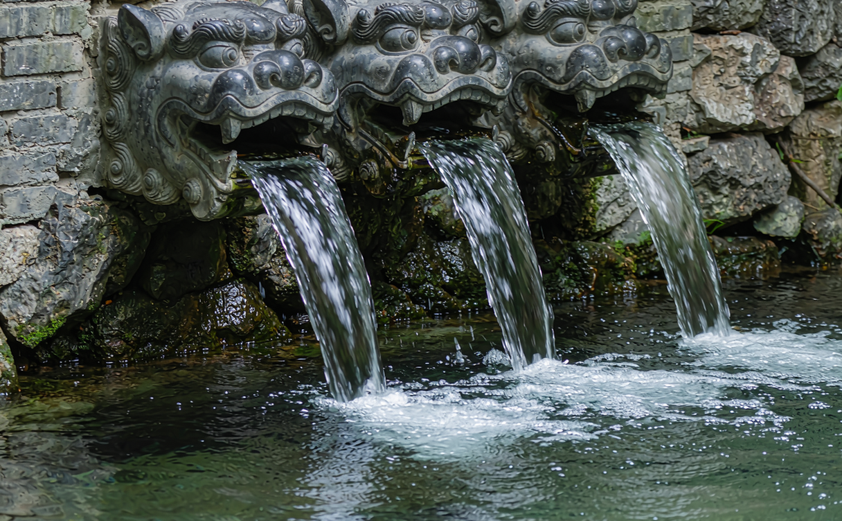 Heihu Spring Jinan stone tiger heads spouting water