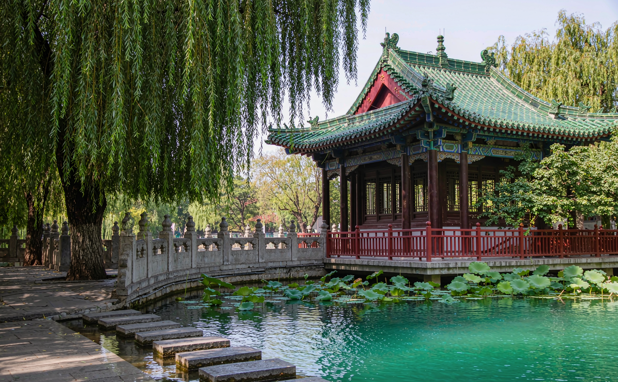Heihu Spring Jinan moat park riverside path