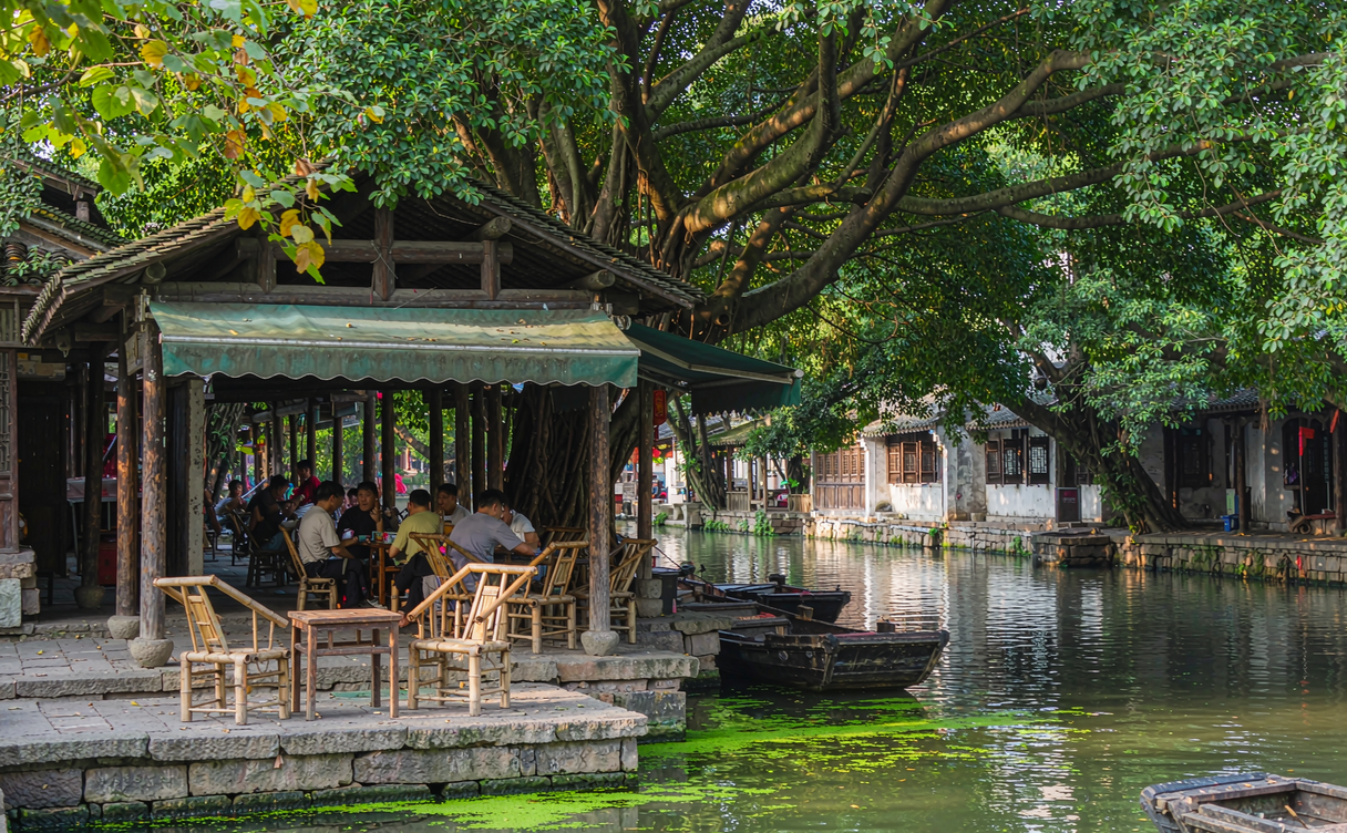 Huanglongxi streamside teahouse under banyan trees