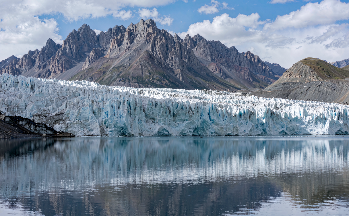 Glacial blue Rawu Lake in Tibet, China