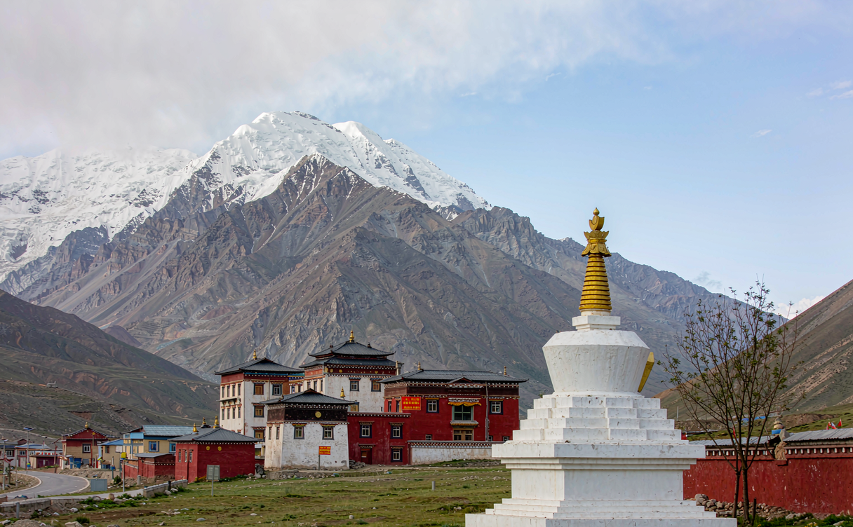 Rongbuk Monastery and Mount Everest in Tibet, China
