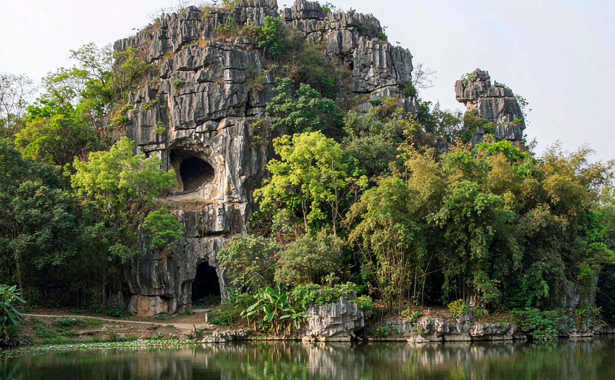 Boat ride through the narrow entrance of Shuanglong Cave Lanxi