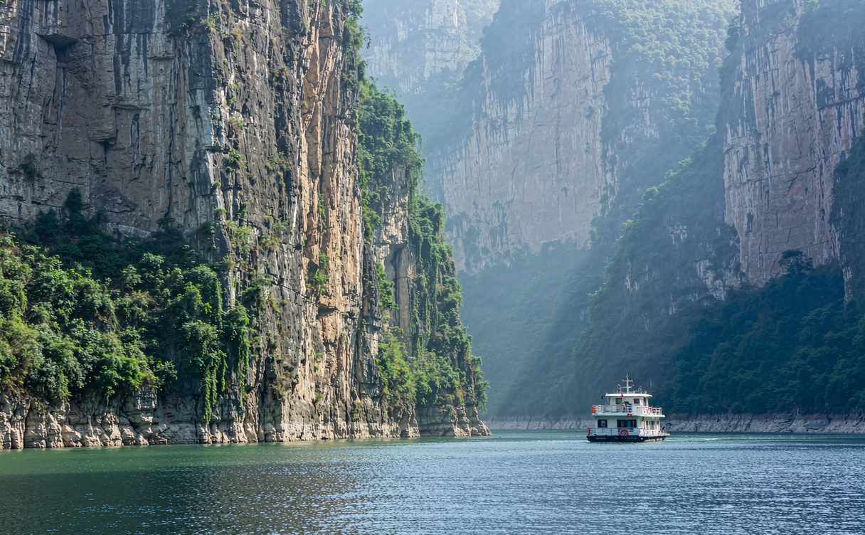 Lesser Three Gorges Wushan Daning River green cliffs