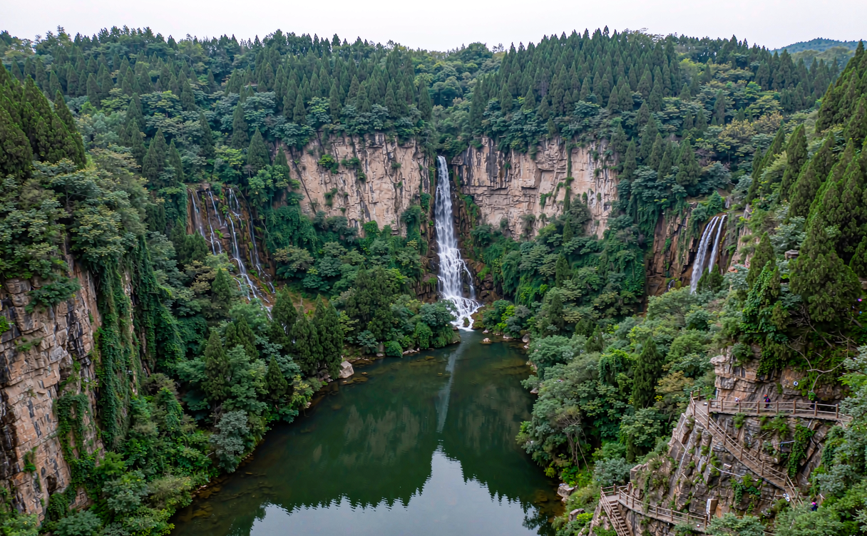 Bai Li Xia gorge canyon walls and river in Yesanpo